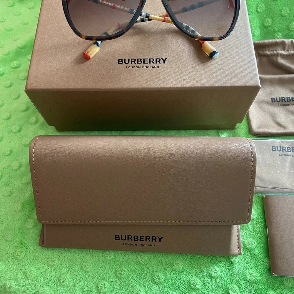 Burberry Sunglasses NWOT - Picture 12 of 16